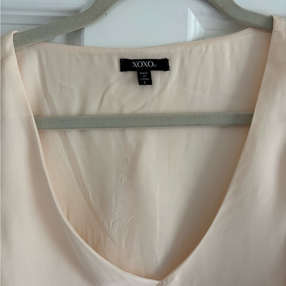XOXO cream open shoulder & back fluted tank. Size  large. - Picture 2 of 3